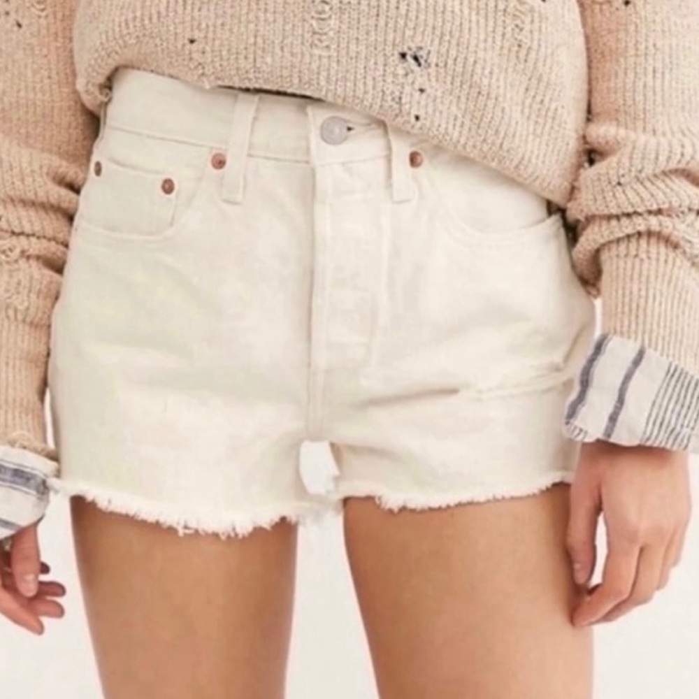 Levi’s - White 501 cut off shorts